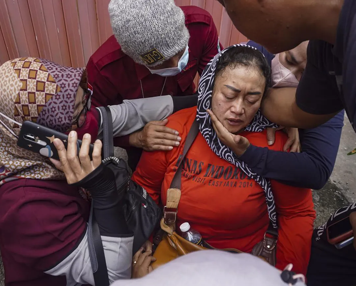 Vụ giẫm đạp ở SVĐ Indonesia: Những câu chuyện thương tâm về các nạn nhân - Ảnh 4.