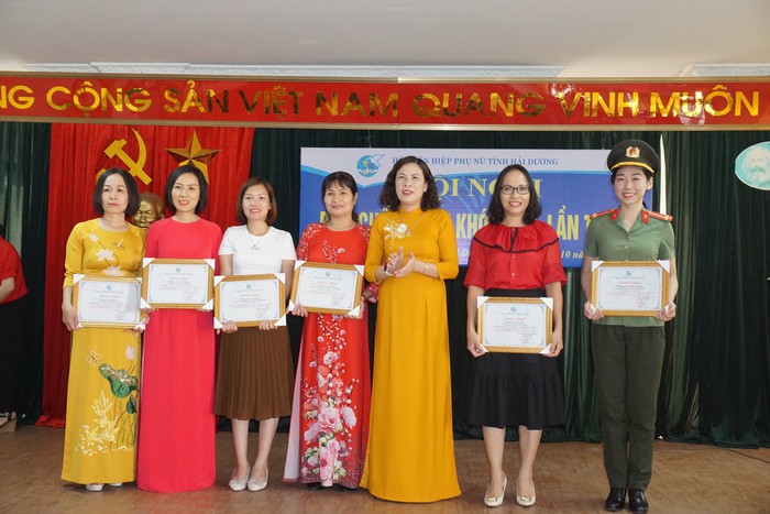 Hải Dương: Trao thưởng cho tập thể và cá nhân đạt giải cuộc thi tìm hiểu Nghị quyết Đại hội phụ nữ toàn quốc  - Ảnh 1.