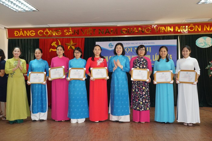 Hải Dương: Trao thưởng cho tập thể và cá nhân đạt giải cuộc thi tìm hiểu Nghị quyết Đại hội phụ nữ toàn quốc  - Ảnh 2.