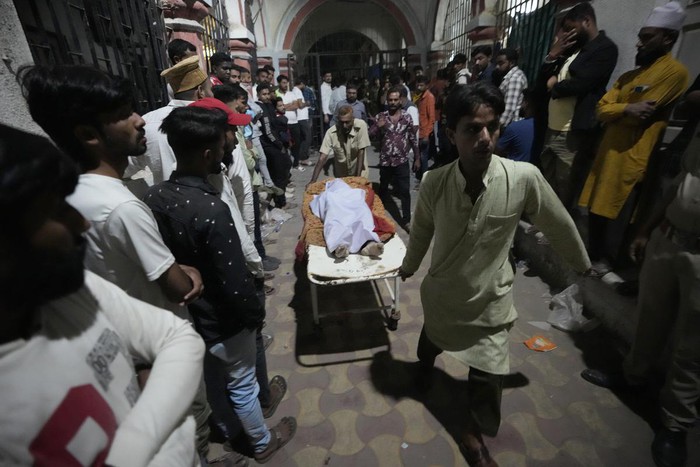 Ấn Độ: Sập cầu treo 150 tuổi trong lễ hội khiến hàng trăm người thiệt mạng - Ảnh 1.