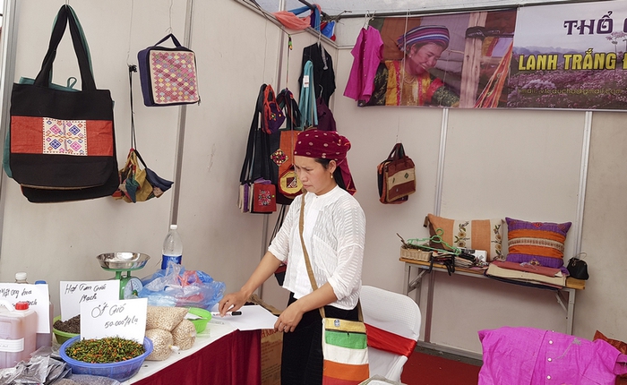 Bảo tồn nghề truyền thống mở ra cơ hội mới cho phụ nữ vùng biên giới thoát nghèo - Ảnh 2.