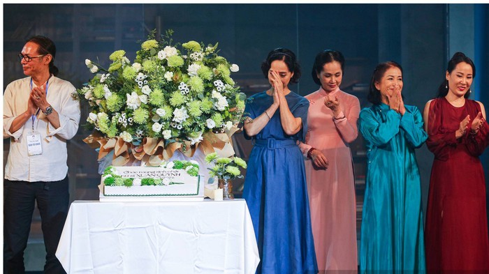 Đặc biệt, ê kíp thực hiện Đêm thơ - nhạc - kịch đã bày hoa và bánh sinh nhật để tưởng nhớ nhà thơ Xuân Quỳnh