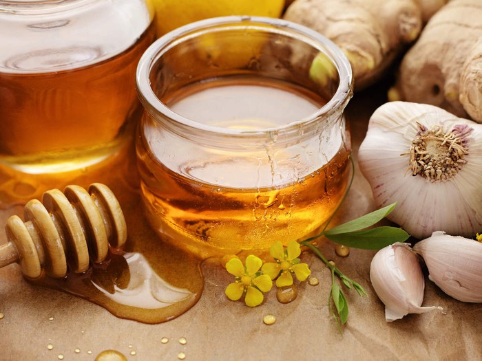 Mật ong tốt cho sức khỏe: Kết hợp thêm loại gia vị quen thuộc trong bếp lợi ích gấp đôi - Ảnh 1.