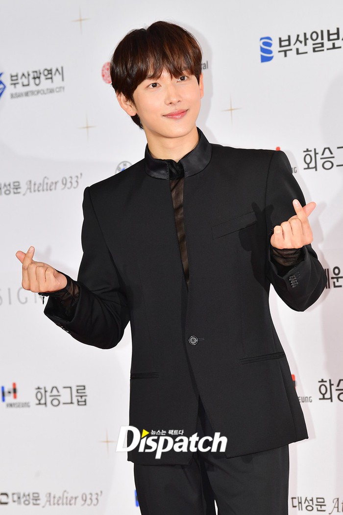 Cả dàn sao hội tụ trên thảm đỏ: Sooyoung (SNSD) lột xác sắc sảo, Yoo Ah In - Im Si Wan trẻ trung khó tin - Ảnh 4.