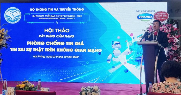 Thứ trưởng Bộ Thông tin Truyền thông Nguyễn Thanh Liêm phát biểu tại Hội thảo xây dựng cẩm nang phòng chống tin giả, tin sai sự thật trên không gian mạng