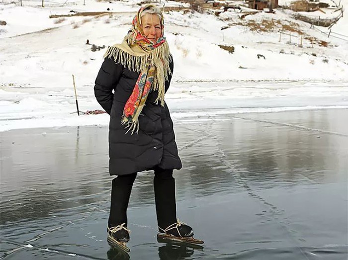 'Người phụ nữ cô đơn nhất thế giới': Sống một mình ở hồ băng lạnh giá, sợ hãi vì bỗng nhiên nổi tiếng - Ảnh 1.