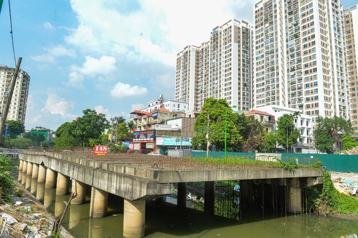 Hà Nội: Cầu L3 bắc qua sông Lừ bị &quot;lãng quên&quot;, gần 10 năm chưa thành hình  - Ảnh 4.