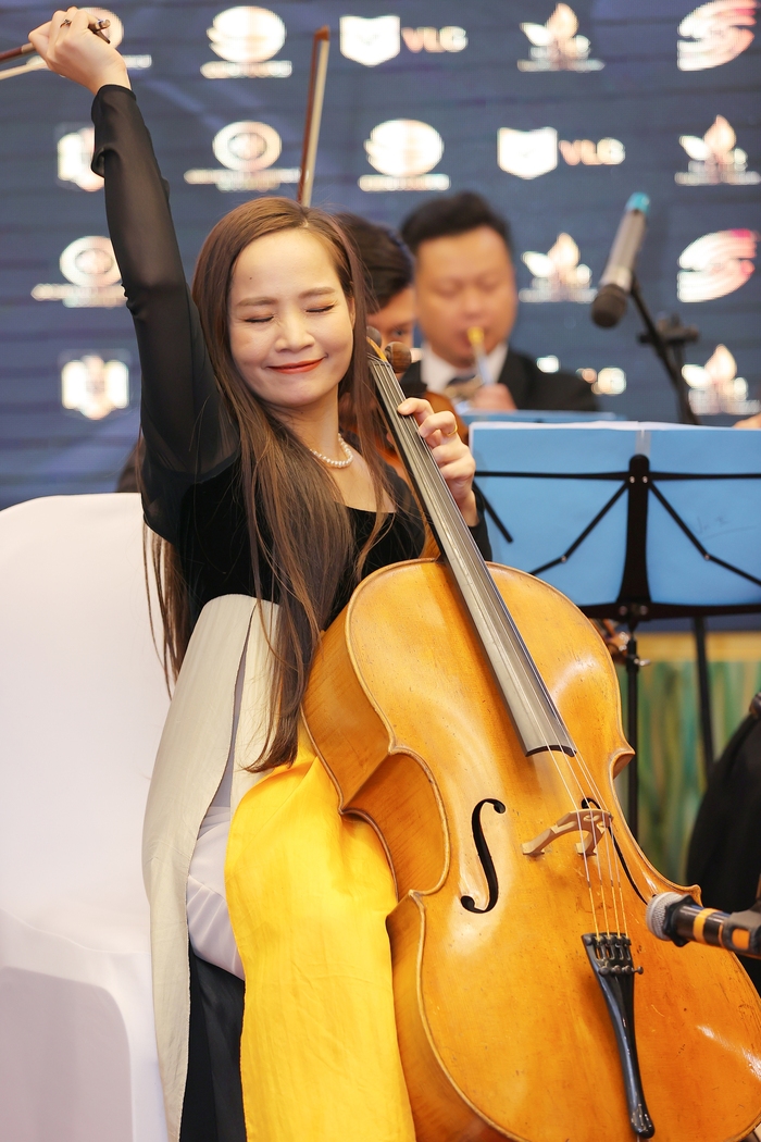 Nữ nghệ sĩ Cello Đinh Hoài Xuân biểu diễn trong buổi họp báo giới thiệu đêm nhạc hòa nhạc cổ điển &quot;Cello Fundamento 6&quot;
