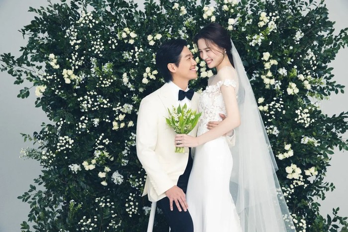 Đám cưới Nam Goong Min và Jin Ah Reum: Cô dâu chú rể đẹp lộng lẫy, Han So Hee và vợ chồng Park Shin Hye đến chúc mừng - Ảnh 2.