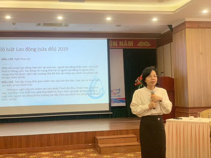 Bà Đàm Thị Vân Thoa - Trưởng ban Chính sách – Luật pháp, TW Hội LHPN Việt Nam giới thiệu kỹ năng lồng ghép giới
