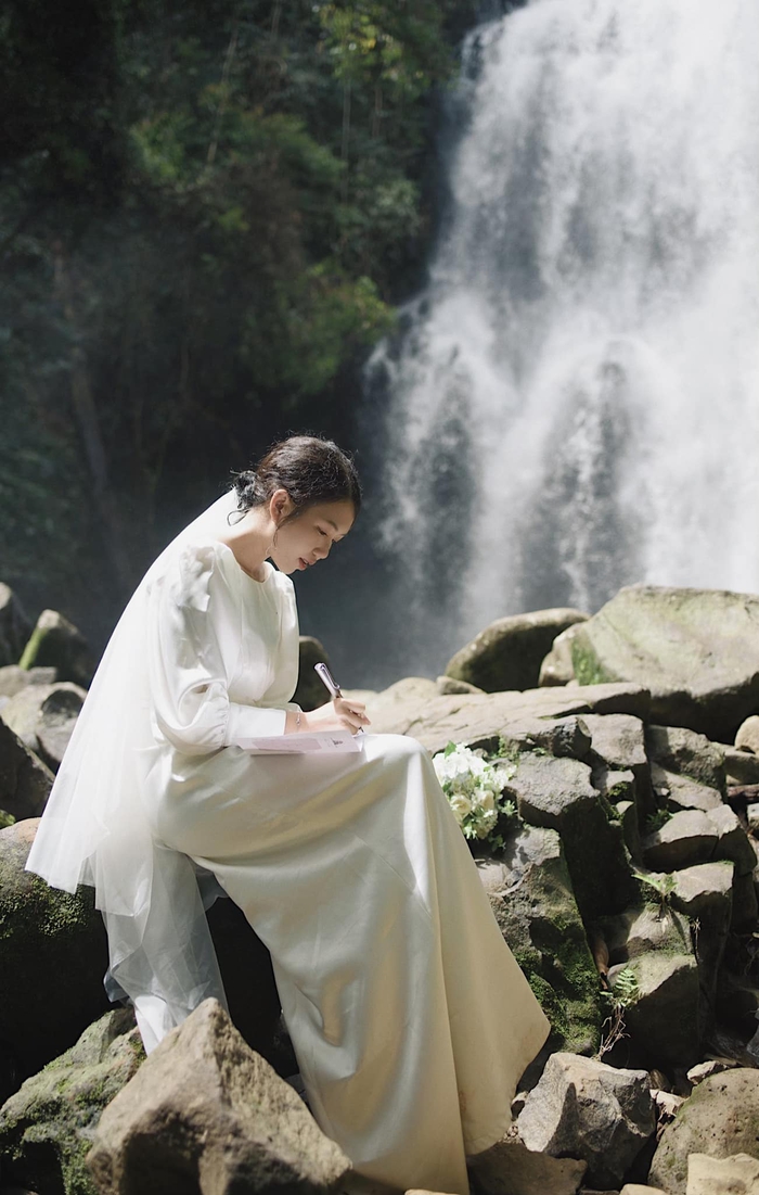 Cô dâu tổ chức đám cưới chỉ có vỏn vẹn 6 khách mời tại thác Lưu Ly ở Đắk Nong - Ảnh 1.