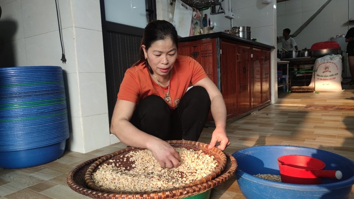 Người phụ nữ tâm huyết với nghề làm kẹo lạc truyền thống ở Bình Minh - Ảnh 2.