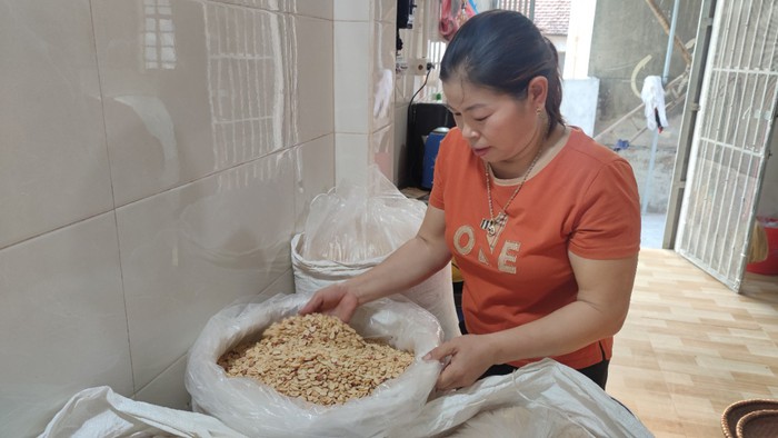 Người phụ nữ tâm huyết với nghề làm kẹo lạc truyền thống ở Bình Minh - Ảnh 3.