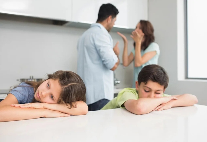 4 hậu quả tai hại khi con thường xuyên chứng kiến cha mẹ cãi vã - Ảnh 2.