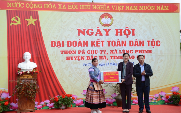Chủ tich Hội LHPN Việt Nam dự Ngày hội Đại đoàn kết tại Lùng Phình (Lào Cai)