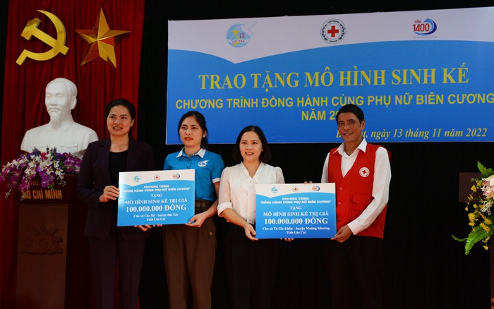 Trao 200 triệu đồng xây dựng mô hình sinh kế cho phụ nữ 2 xã biên giới ở Lào Cai