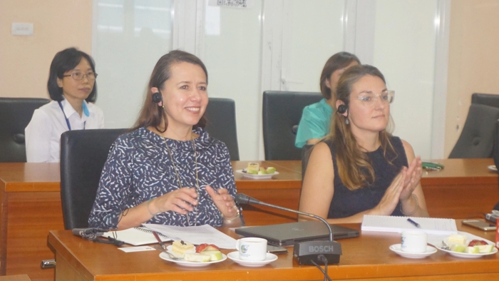 Bà Diana Torres – Trợ lý Trưởng đại diện thường trú, Trưởng bộ phận Quản trị và Tham gia, UNDP (bìa trái) tham dự chương trình