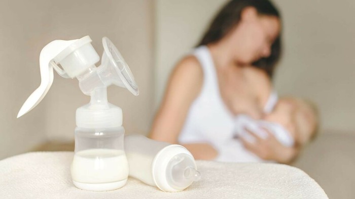 Cách rã đông sữa mẹ đúng cách, an toàn khi trẻ sử dụng - Ảnh 2.