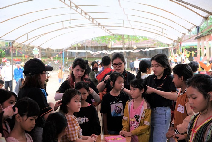 Giúp 1000 trẻ em vùng biên giới Bình Phước thêm tiếng cười rộn rã - Ảnh 1.