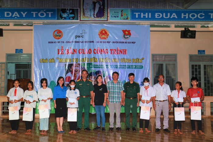 Giúp 1000 trẻ em vùng biên giới Bình Phước thêm tiếng cười rộn rã - Ảnh 2.