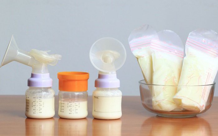 Cách rã đông sữa mẹ đúng cách, an toàn khi trẻ sử dụng