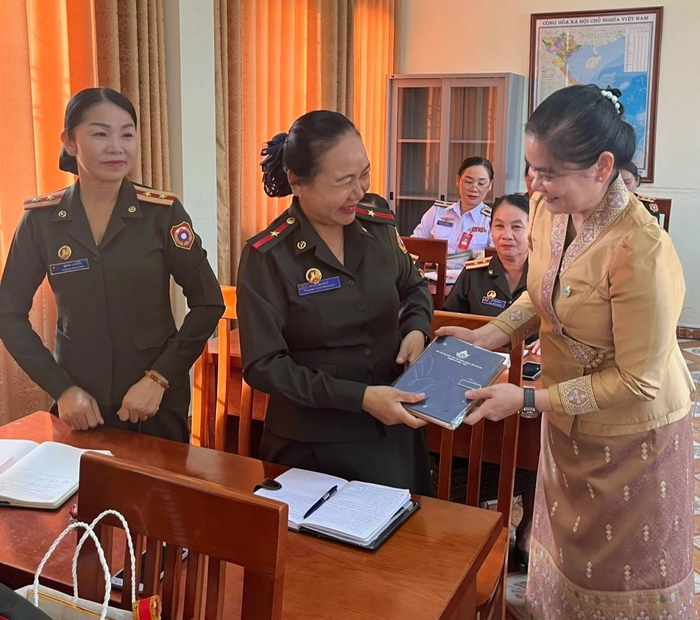 19 học viên của Phụ nữ QĐND Lào hoàn thành tập huấn nghiệp vụ công tác phụ nữ - Ảnh 4.