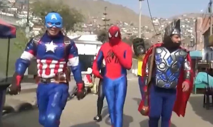 Cảnh sát Peru cải trang thành siêu anh hùng đánh bại băng đảng tội phạm trong ngày Halloween - Ảnh 2.