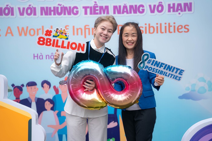 Bà Naomi Kitahara, Trưởng đại diện UNFPA tại Việt Nam cùng diễn viên Bảo Hân trong sự kiện chào mừng thế giới 8 tỉ người