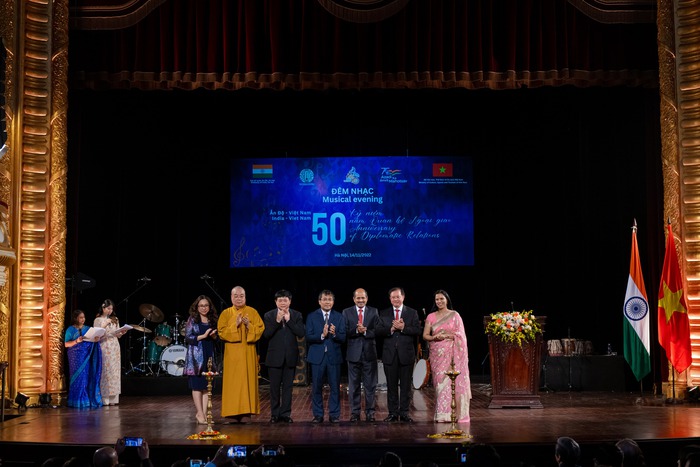 Đêm nhạc kỷ niệm 50 năm quan hệ ngoại giao Việt Nam - Ấn Độ - Ảnh 1.