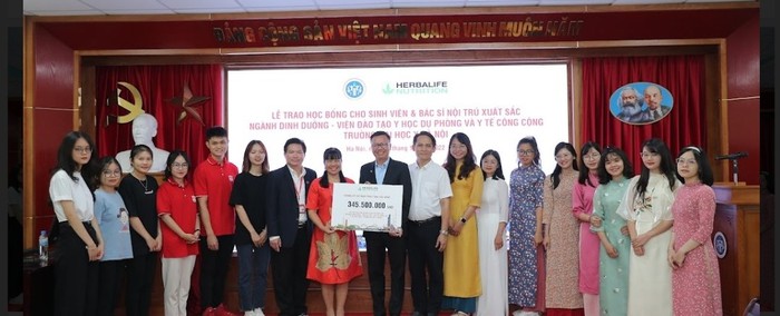 18 nữ sinh viên và bác sĩ nội trú xuất sắc ngành dinh dưỡng của trường Đại học Y Hà Nội nhận học bổng - Ảnh 1.