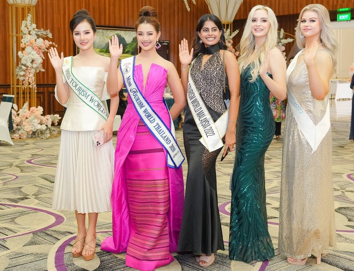 Các thí sinh tham dự cuộc thi Hoa hậu Du lịch Thế giới 2022 trong buổi họp báo