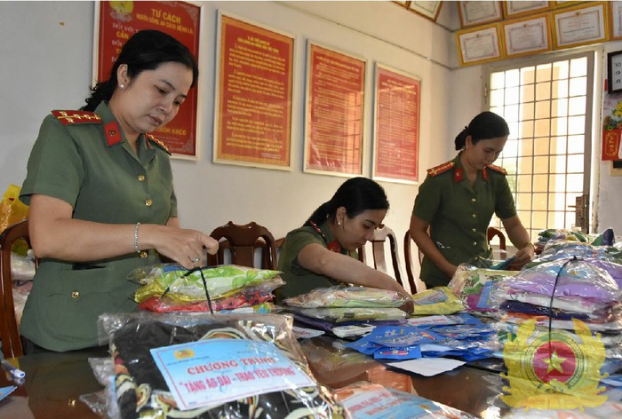 Hơn 800 bộ áo dài sẽ được gửi tặng các cô giáo vùng cao - Ảnh 1.