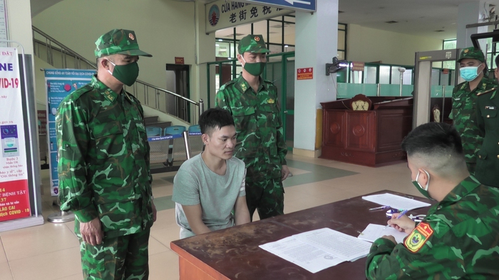Bộ đội biên phòng tiếp nhận 86 công dân qua cửa khẩu quốc tế Lào Cai - Ảnh 1.