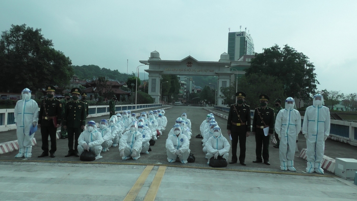 Bộ đội biên phòng tiếp nhận 86 công dân qua cửa khẩu quốc tế Lào Cai - Ảnh 2.