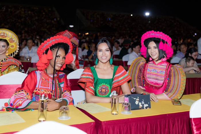 Các người đẹp quốc tế diện trang phục thổ cẩm dự Festival Ninh Bình 2022 – Tràng An Kết nối di sản