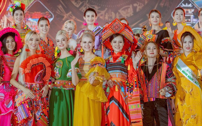 Dàn thí sinh Hoa hậu Du lịch Thế giới tôn vinh thổ cẩm Việt