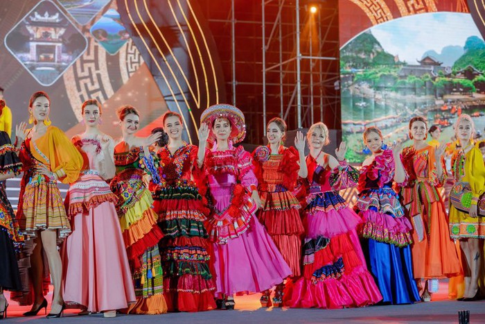 Thí sinh Hoa hậu Du lịch Thế giới 2022 trong trang phục thổ cẩm của NTK Thạch Linh