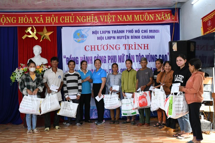 Tặng quà cho phụ nữ, trẻ em dân tộc thiểu số ở Quảng Nam - Ảnh 4.