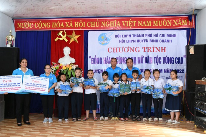 Tặng quà cho phụ nữ, trẻ em dân tộc thiểu số ở Quảng Nam - Ảnh 2.