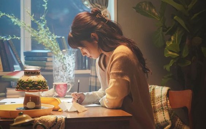 Bức thư tình đầu tiên giấu trong ngăn bàn cô con gái và những nỗi niềm trăn trở của người mẹ trẻ