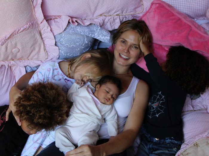 Siêu mẫu Heidi Klum từng gây tranh cãi khi cùng con chụp ảnh nội y có 2 cách giáo dục con tinh tế - Ảnh 1.