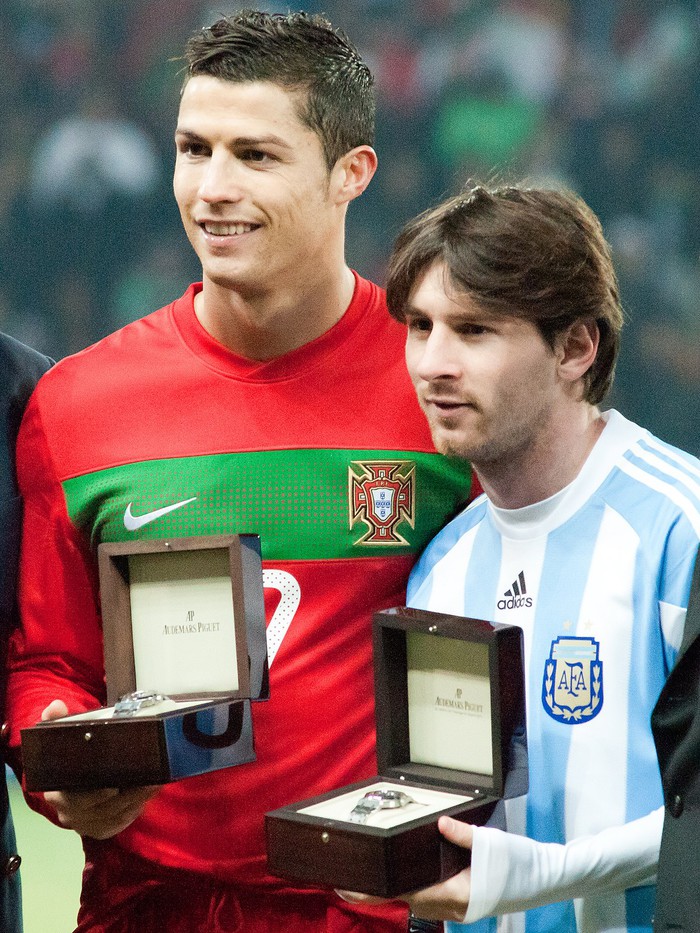 HOT: Messi - Ronaldo lần đầu xuất hiện chung trong bộ ảnh quảng cáo thời trang - Ảnh 4.