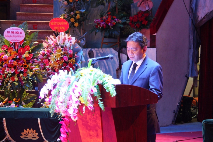 Chủ tịch nước tặng Huân chương Lao động hạng Nhì cho trường Trung cấp Nghệ thuật Xiếc và Tạp kỹ Việt Nam - Ảnh 1.