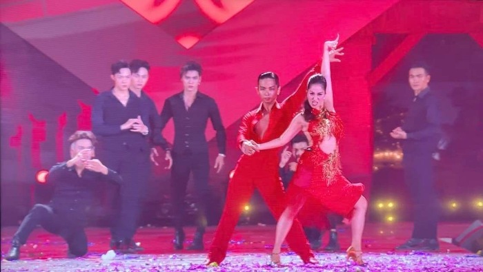 Bài nhảy &quot;Nửa thập kỷ&quot; của vợ chồng Khánh Thi - Phan Hiển trong chương trình Ca sĩ mặt nạ