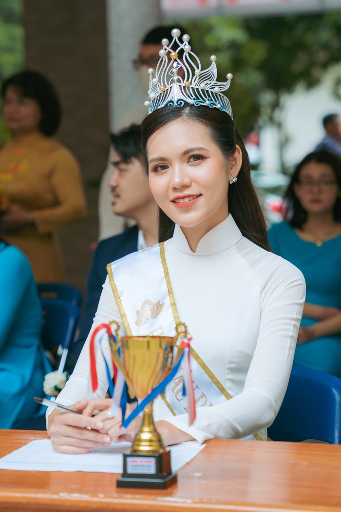 Tân Hoa hậu Du lịch Việt Nam 2022 về thăm trường nhân ngày Nhà giáo 20/11 - Ảnh 1.