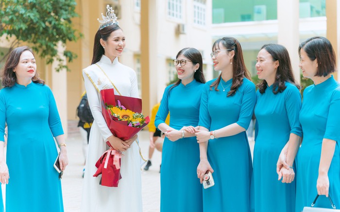 Tân Hoa hậu Du lịch Việt Nam 2022 về thăm trường nhân ngày Nhà giáo 20/11
