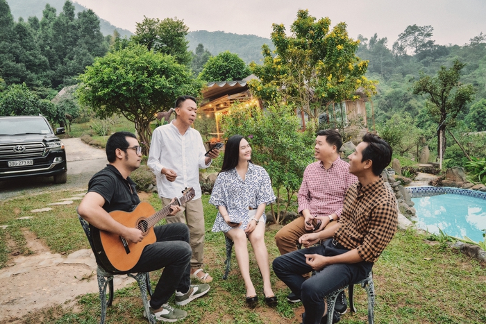 NSƯT Việt Hoàn cùng các đồng nghiệp đàn hát trong khuôn viên đồi nhà mình