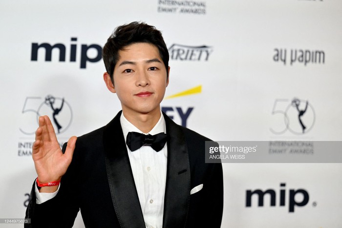 Song Joong Ki trẻ trung hội ngộ Bi Rain tại thảm đỏ Lễ trao giải phim quốc tế Emmy tại New York  - Ảnh 1.