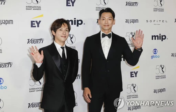 Song Joong Ki trẻ trung hội ngộ Bi Rain tại thảm đỏ Lễ trao giải phim quốc tế Emmy tại New York  - Ảnh 3.