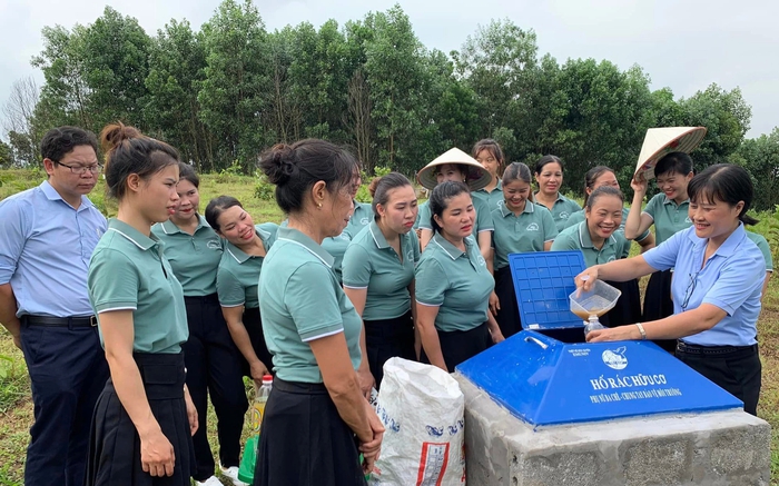 Phó Chủ tịch Hội LHPN huyện Ba Chẽ Phạm Thị Hằng (bìa phải) trực tiếp hướng dẫn hội viên cách xử lý rác thải tại hố ủ